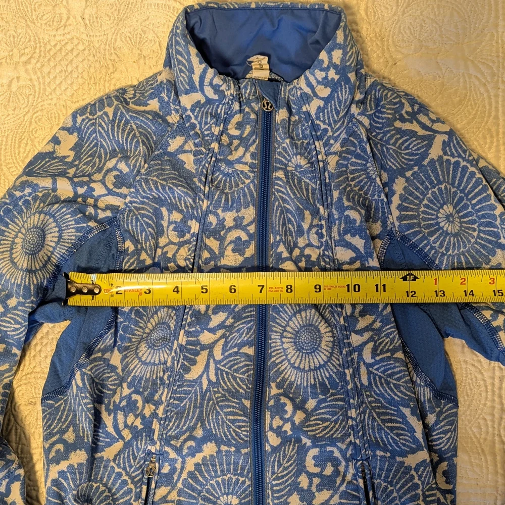 Lululemon Athletica Blue and White Patterned Utility Jacket - Picture 4 of 6